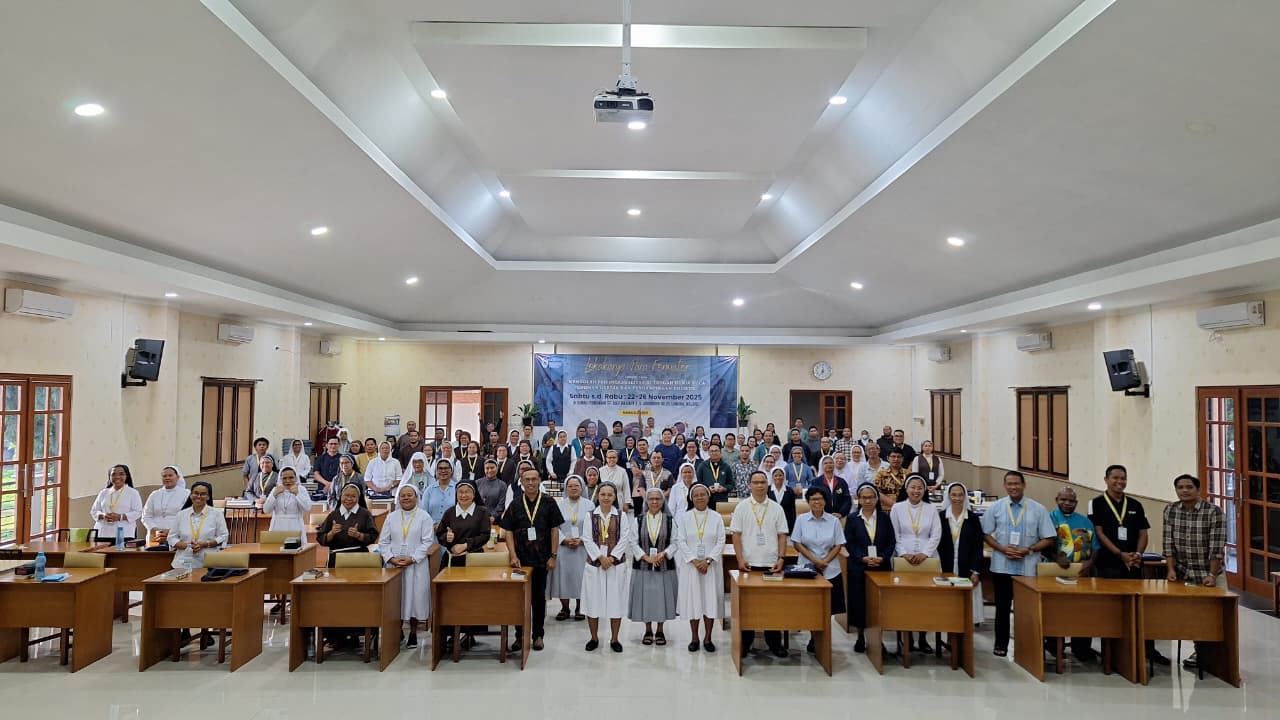 para peserta Lokakarya Formator Religius 2025 berfoto bersama