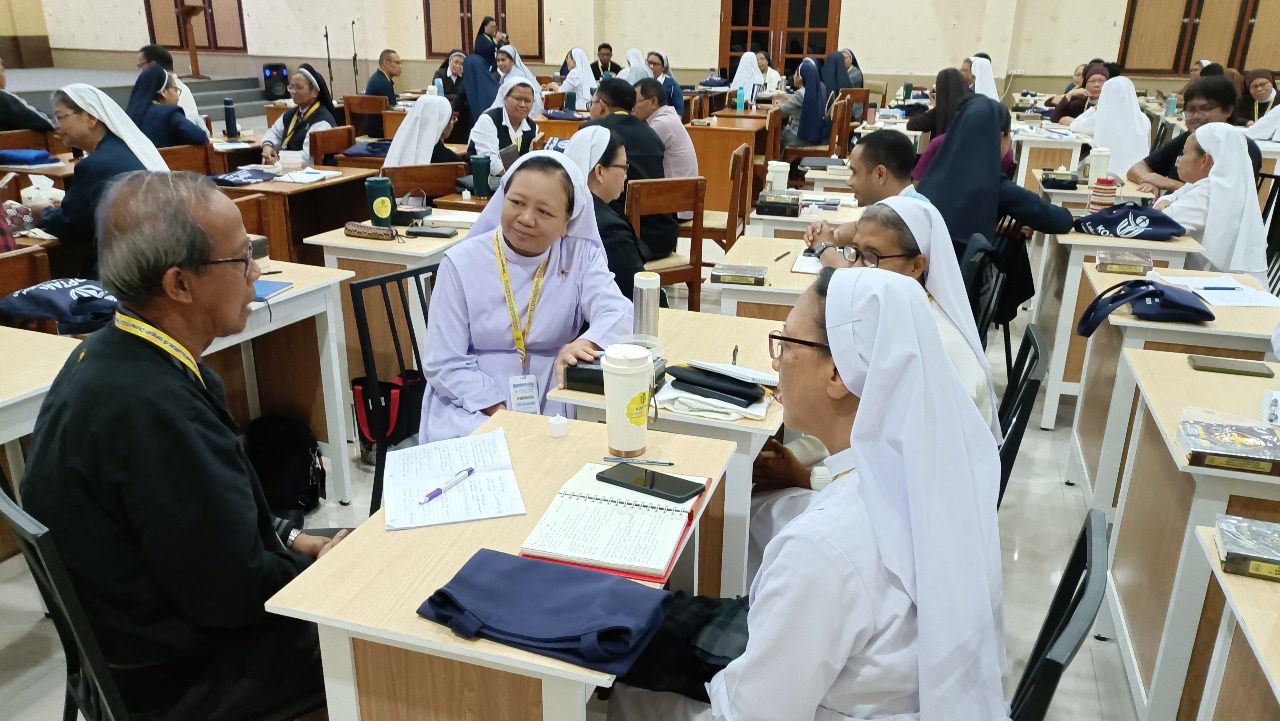 para perserta Lokakarya Formator Religius 2025 sedang berdiskusi