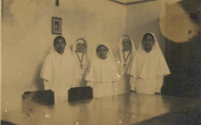 Suster Pembimbing dan Para 
Postulan Pertama  
